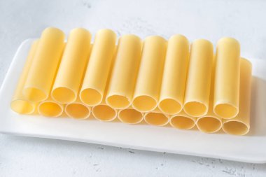 Beyaz tabakta pişmemiş cannelloni