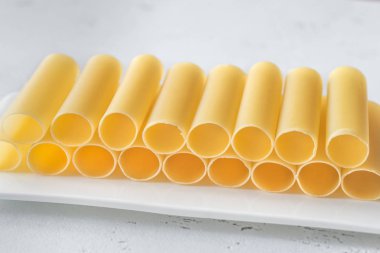 Beyaz tabakta pişmemiş cannelloni