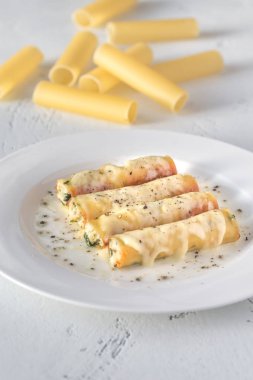 Beyaz tabakta ricotta ile doldurulmuş Cannelloni.