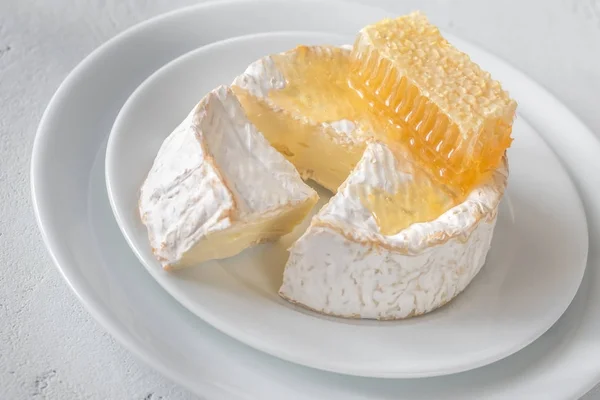 Camembert Com Favos Mel Placa Branca — Fotografia de Stock