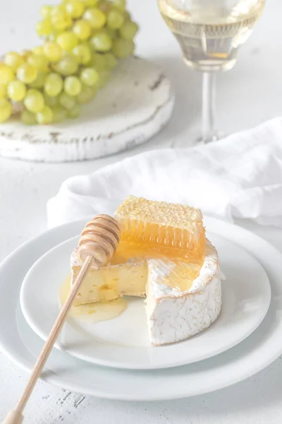 Ballı Camembert Peyniri Üzüm Bir Bardak Beyaz Şarap — Stok fotoğraf