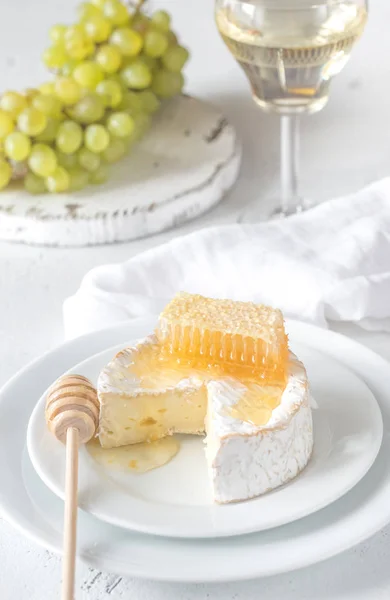 Camembert Com Mel Uvas Copo Vinho Branco — Fotografia de Stock