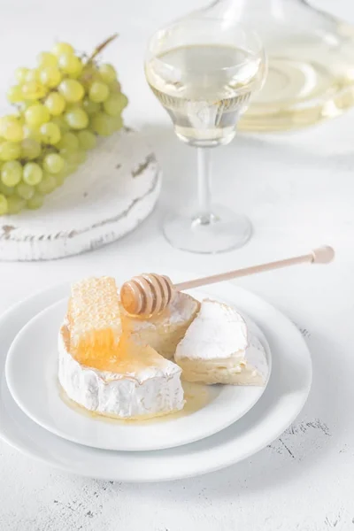 Camembert Com Mel Uvas Copo Vinho Branco — Fotografia de Stock