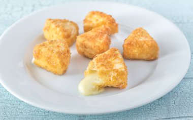 Brie böreği beyaz tabakta