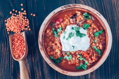 Meksika baharatlı kırmızı mercimek güveci.