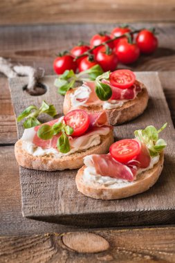 Sandviç ile krem peynir ve ham ahşap tahta üzerinde