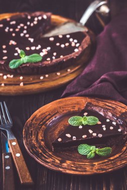 Bir porsiyon çikolatalı turta.