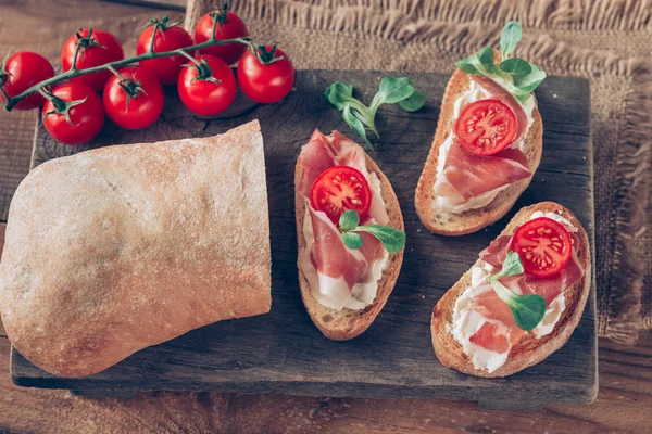 Sandwiches Con Queso Crema Jamón Mesa Madera —  Fotos de Stock