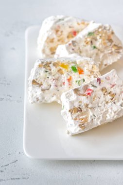 Beyaz tabakta beyaz fındık dilimleri