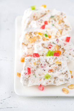 Beyaz tabakta beyaz fındık dilimleri