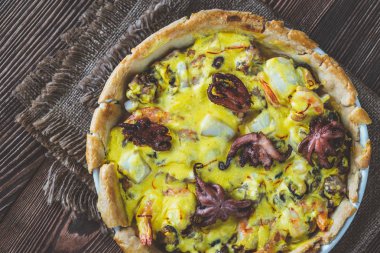 Deniz ürünleri ve safran krema soslu turta.