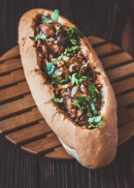 Köftelerle doldurulmuş sosisli sandviç.