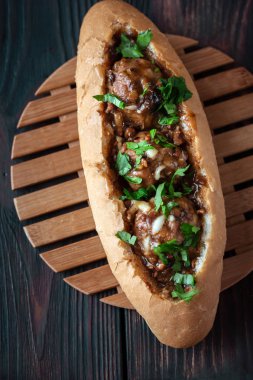 Köftelerle doldurulmuş sosisli sandviç.