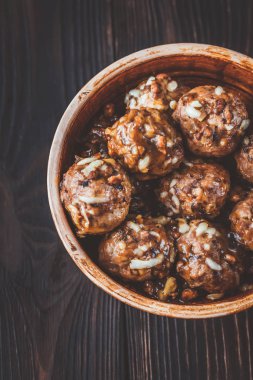 Bir kase biftek ve rendelenmiş peynirli domuz köftesi.