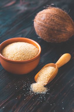 Bir kase hindistan cevizi şekeri.