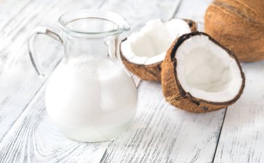 Bir sürahi hindistan cevizi sütü ve taze hindistan cevizi