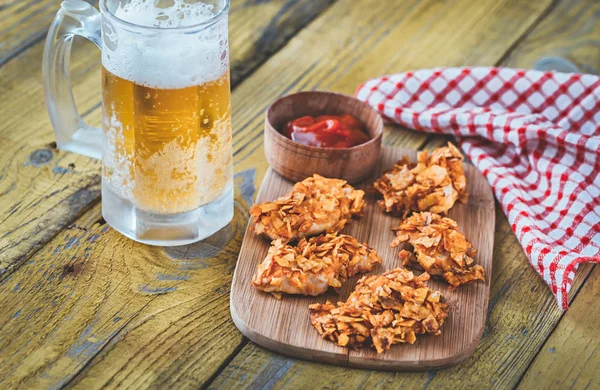 Picaduras Pollo Barbacoa Con Taza Cerveza —  Fotos de Stock