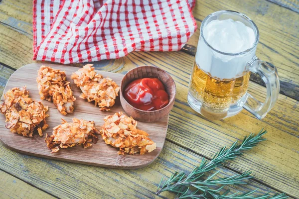 Picaduras Pollo Barbacoa Con Taza Cerveza —  Fotos de Stock