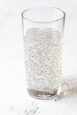 Fesleğen tohumu içecek bir bardak