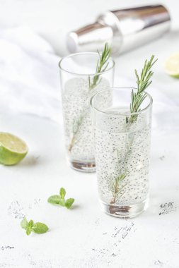 İki bardak fesleğen tohumu.