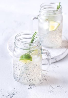 Fesleğen tohumu içeceği kavanozda.