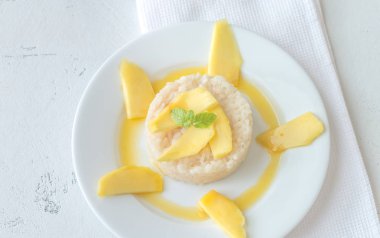Yapışkan Hindistan cevizi pirinç mango ile