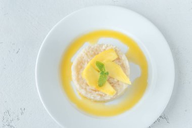 Yapışkan Hindistan cevizi pirinç mango ile