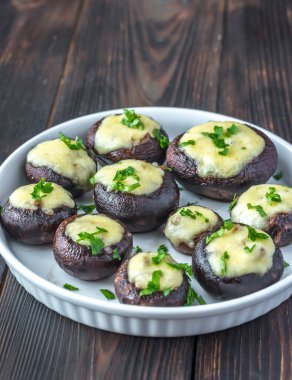 Mozzarella ile doldurulmuş fırında mantar.