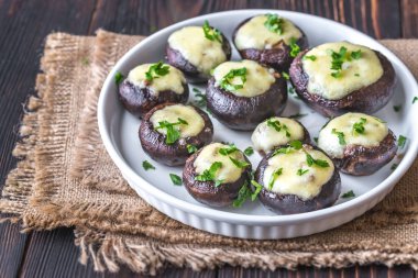 Mozzarella ile doldurulmuş fırında mantar.