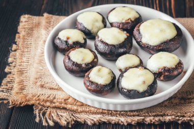 Mozzarella ile doldurulmuş fırında mantar.