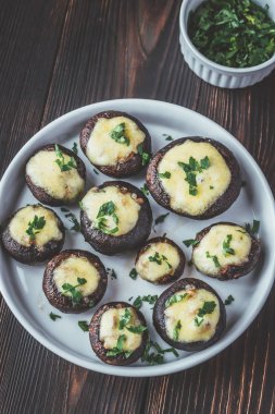 Mozzarella ile doldurulmuş fırında mantar.
