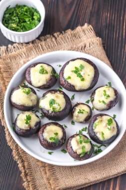 Mozzarella ile doldurulmuş fırında mantar.