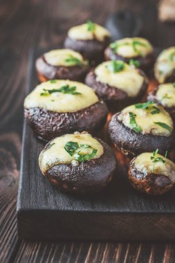 Mozzarella ile doldurulmuş fırında mantar.