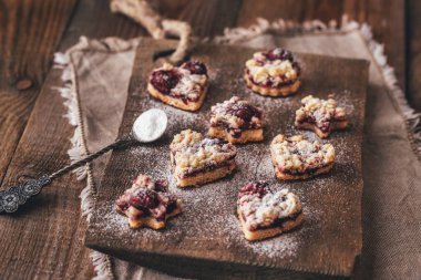 Tahtada kirazlı kurabiyeler var.