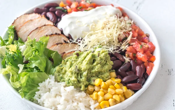 Tigela Burrito Com Frango Salsa Milho Arroz Feijão Guacamole — Fotografia de Stock