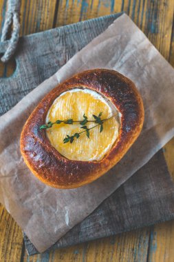 Taze kekik ile süslenmiş Camembert ekmek kasesi.