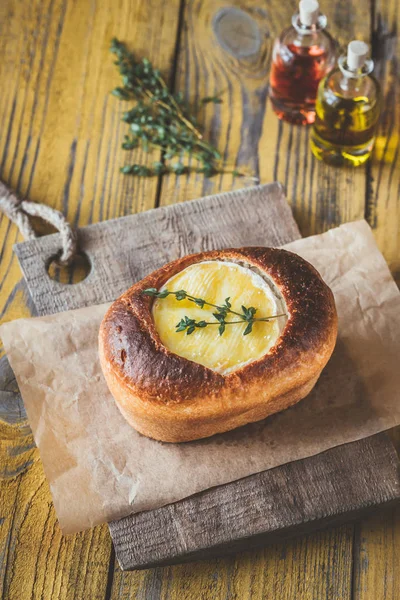 Taze Kekik Ile Süslenmiş Camembert Ekmek Kasesi — Stok fotoğraf