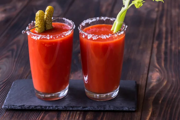 Due Bicchieri Bloody Mary Guarniti Con Cetriolini Gambo Sedano — Foto Stock