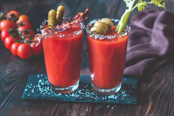 Dois Copos Bloody Mary Decorados Com Pepinos Tiras Bacon Fritas — Fotografia de Stock