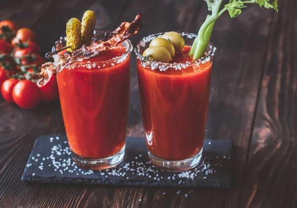 Deux Verres Bloody Mary Garnis Cornichons Lanières Bacon Frit Olives — Photo