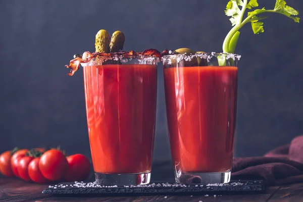 Deux Verres Bloody Mary Garnis Cornichons Lanières Bacon Frit Olives — Photo