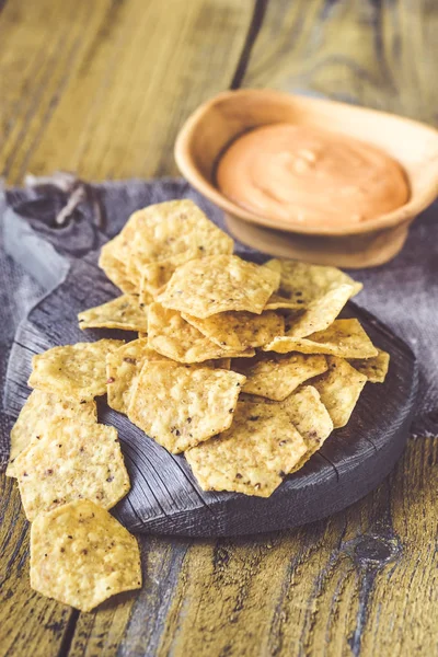 Tortillachips Med Chile Con Queso Dip Smält Ost Och Chilipeppar — Stockfoto