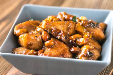 Bir kase Kung Pao tavuğu