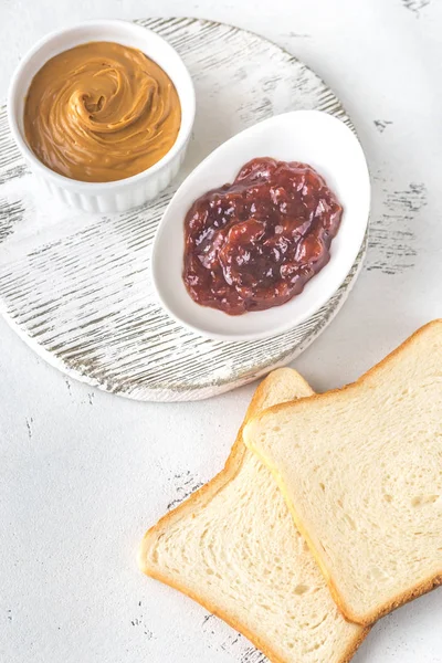Fatias Torrada Com Manteiga Amendoim Geléia Morango — Fotografia de Stock