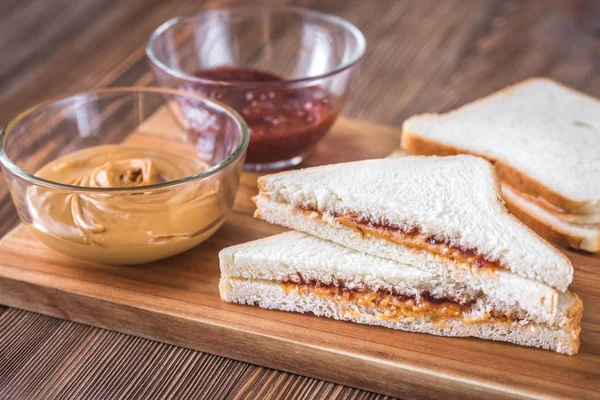 Sándwich Mantequilla Maní Jalea Tabla Madera —  Fotos de Stock