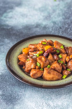 Bir kase Kung Pao tavuğu