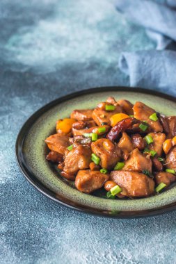 Bir kase Kung Pao tavuğu