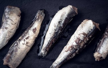 Siyah taş tahtada sardalya: Ana sayfa görünümü