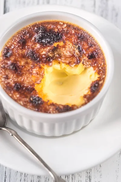 Beyaz Tencerede Creme Brulee — Stok fotoğraf