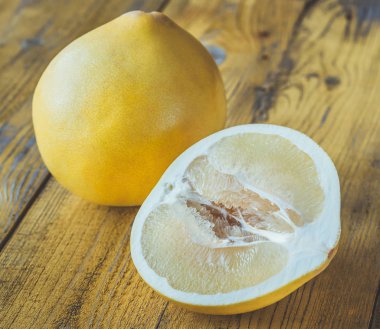 Ahşap masada Pomelo: kesit